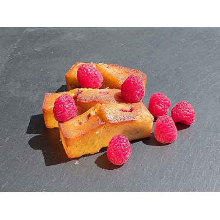 Financier with almonds, pistachios and red fruits