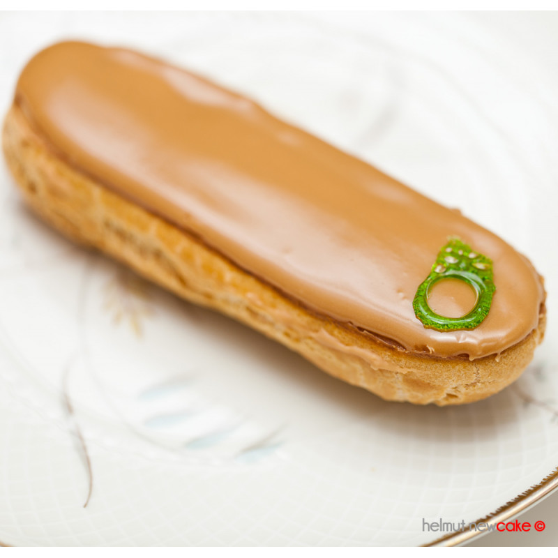 Eclair au café